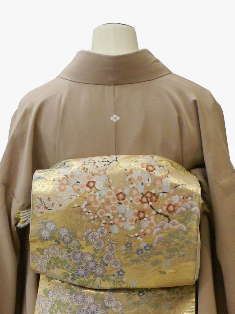 茶色ベージュ色の貝合せ源氏車京風景の色留袖