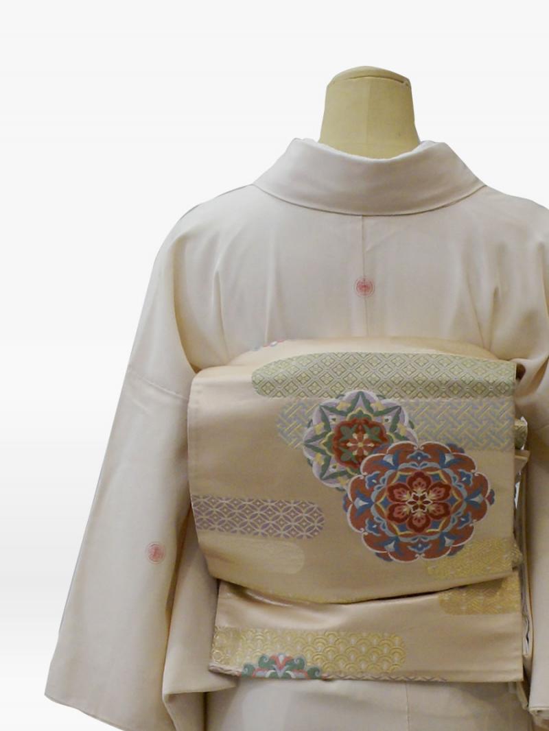 白色の満開の桜に菊鳥の色留袖