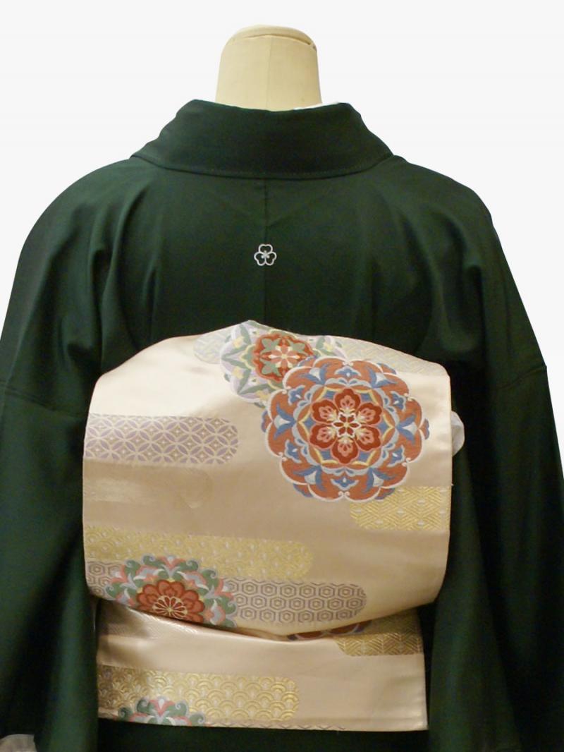 深緑色の自然風景文様の色留袖